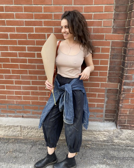 contrary to my nips it is actually warm outside YAY https://t.co/4zcVCQW4PN