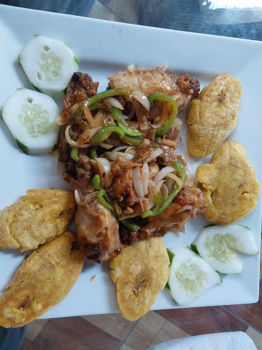 JohnnyJosephPro's tweet photo. Nou pa nan jwèt ak manje nou menm. 😋😋😋 #CampPerrin #HotelLeRecul https://t.co/yYxuaVI9eb