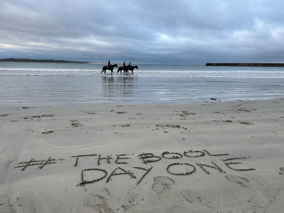 janebakerracing's tweet photo. #TheBool #DayOne A big crowd at Lady Bay to see the horses working on the beach #giddyup #mayraces https://t.co/LgXHQFFLbF