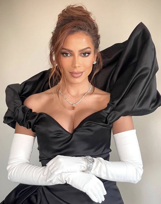 krindigo's tweet photo. GENTE EU TO ODIANDO ESSE FOTOGRAFO DA ANITTA! Ela simplesmente aparece cinza em todas as fotos desses eventos desde o Grammy.

Olhem a diferença com filtro e sem filtro #MetGala https://t.co/arCo2qJgMu