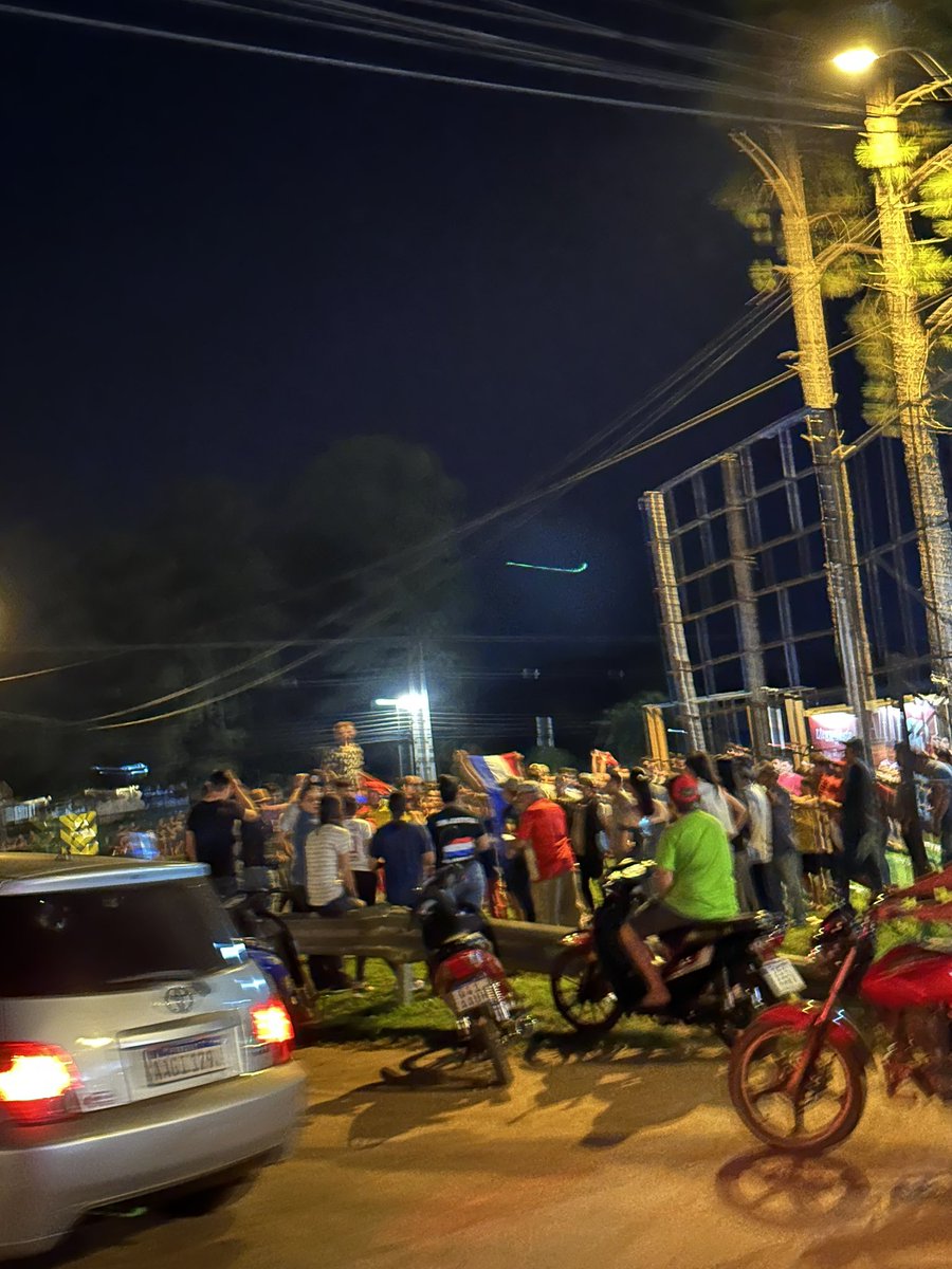 rosagaona08's tweet photo. Yo puedo creer qué hay todavía gente que se manifiesta por payo que mierda lq tienen en su cabeza lq quiero saber???????????  Gente tavy partida https://t.co/BkzZjAeDVV