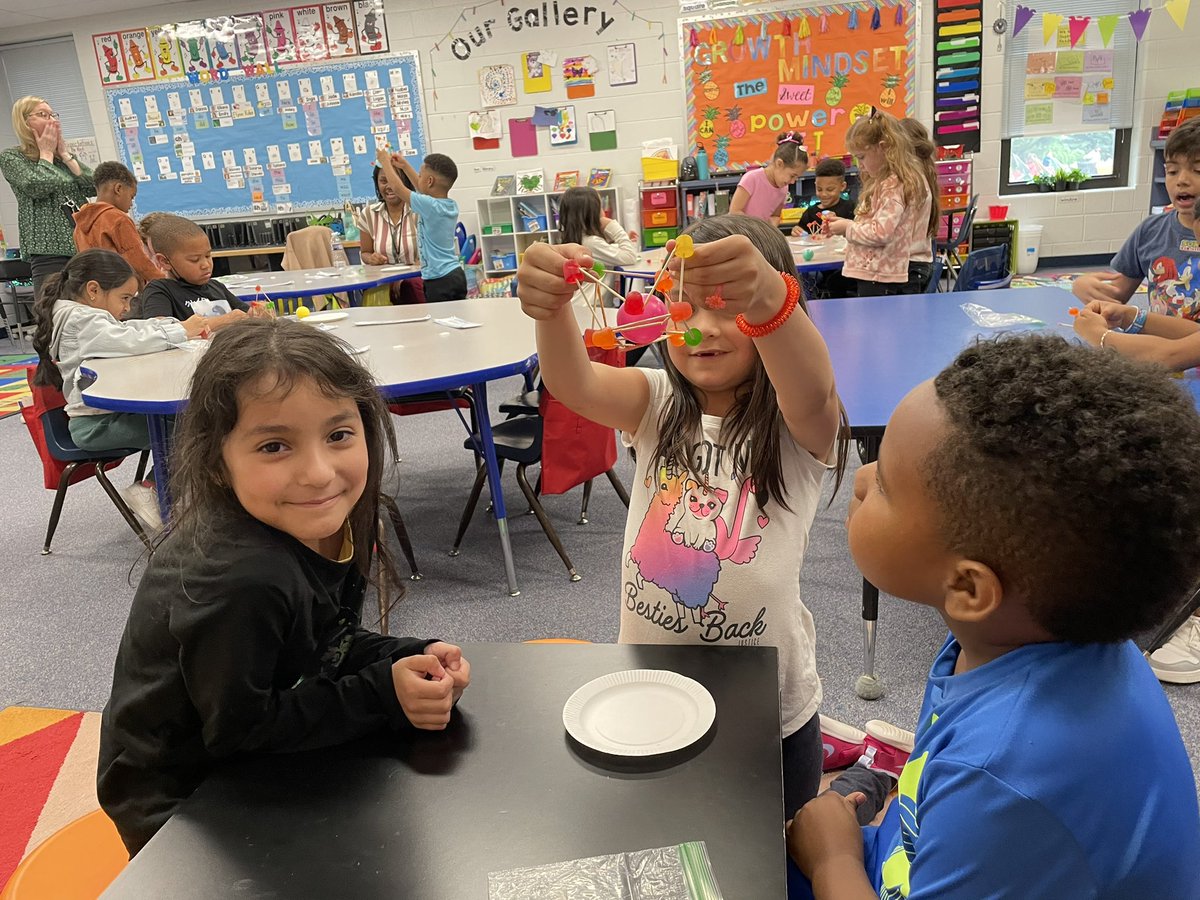 We got to have a STEM lesson with @MrsDoyles_class today! We built strong structures to lift up the egg while also allowing the egg to move in and out. Look at that teamwork and perseverance!