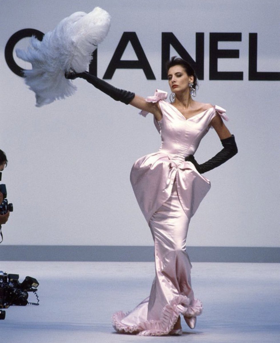 muglare's tweet photo. WAIT THIS CHANEL REFERENCE EATS https://t.co/Z29aV4zJ2F