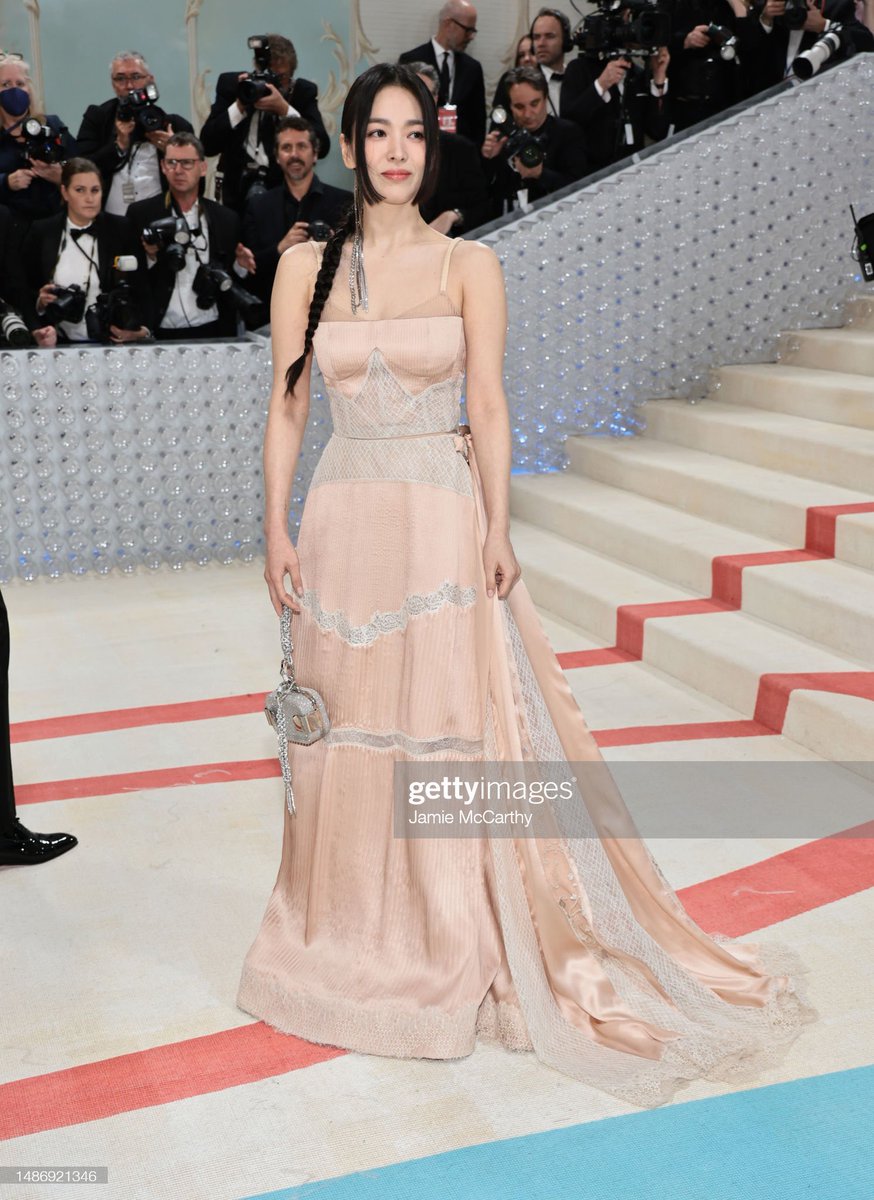_aurorarain_'s tweet photo. SHE IS THE MOMENT 👑😍🔥

#SongHyeKyo #MetGala  #MetGala2023   #SONGHYEKYOatMETGALA https://t.co/YPzbV6ODk2