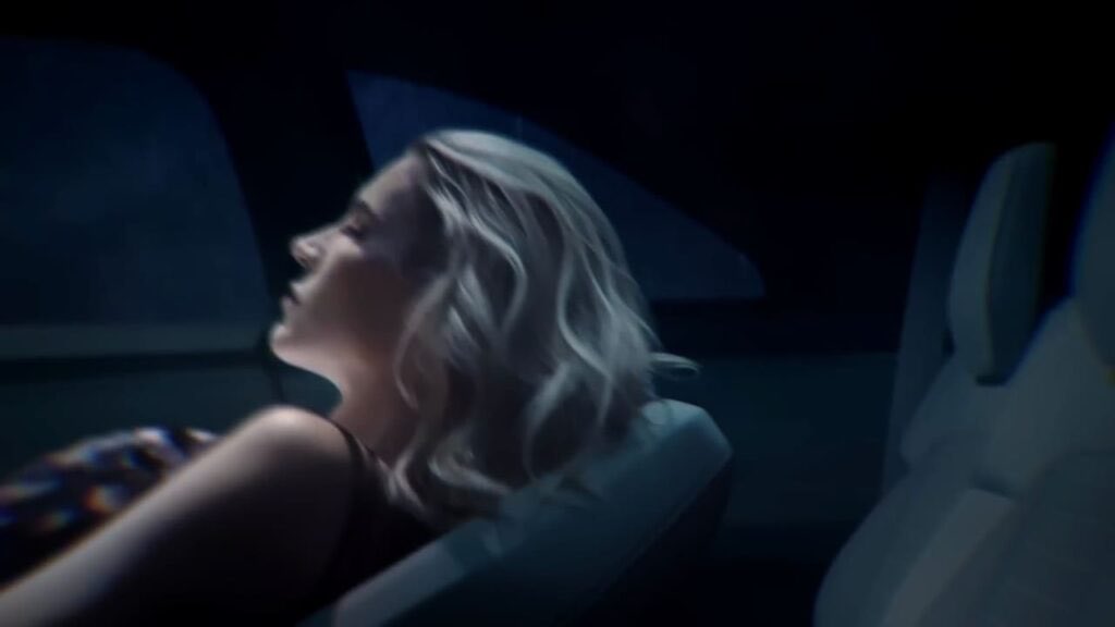 NotMsJennyLopez's tweet photo. $LCID “The top-end Gravity will feature executive rear seats in the second row that can be reclined way back like in a jet. Second-row passengers will be able to lie down almost flat and gaze at the sky through the SUV’s huge panoramic glass roof.” #LucidMotors #ProjectGravity https://t.co/8j1XjDGCq7