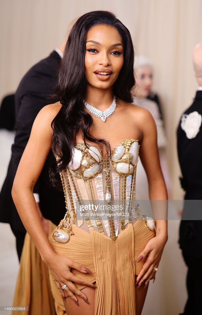 Look how Yara ate this look up -#MetGala