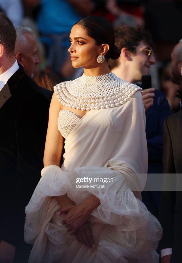 emasbookshelf's tweet photo. DEEPIKA PADUKONE NEVER MISSES! NEVER https://t.co/88p1FHAf9A