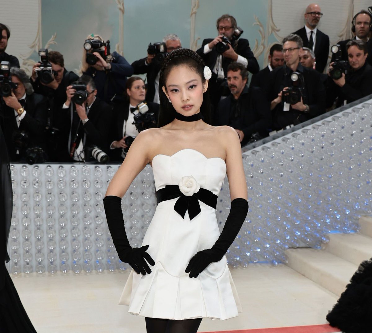 The eyes, the body, the charisma, the make up and he outfit that is older than her. She's slaying the met gala! JENNIE MET GALA #JENNIEatMETGala #MetGala    @BLACKPINK