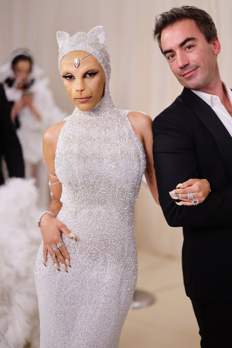 etnow's tweet image. Doja Cat&apos;s purrfect #MetGala look.