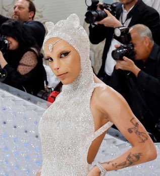 _cosmicangst's tweet photo. Novice Hame had a glow up !! #MetGala https://t.co/KK93f0GEvs