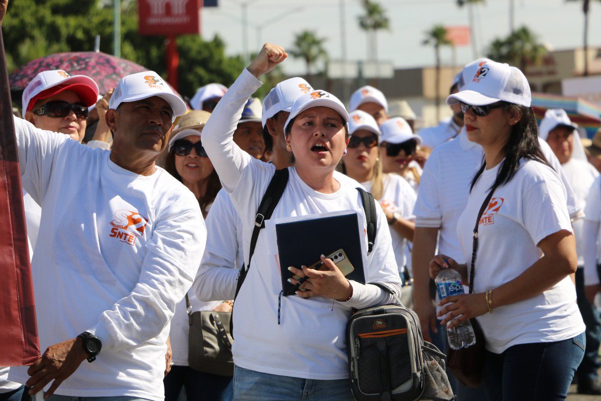 juanenrique7507's tweet photo. 🔸La Sección 2 PreSNTE por mejores condiciones laborales para nuestras y nuestros compañeros.

Que a través de 80 años de lucha histórica se manifiesta. 

“En Baja California Todos Somos Uno”
#SNTE  #Sección2 #DíaDelTrabajo https://t.co/PAogbUrBav