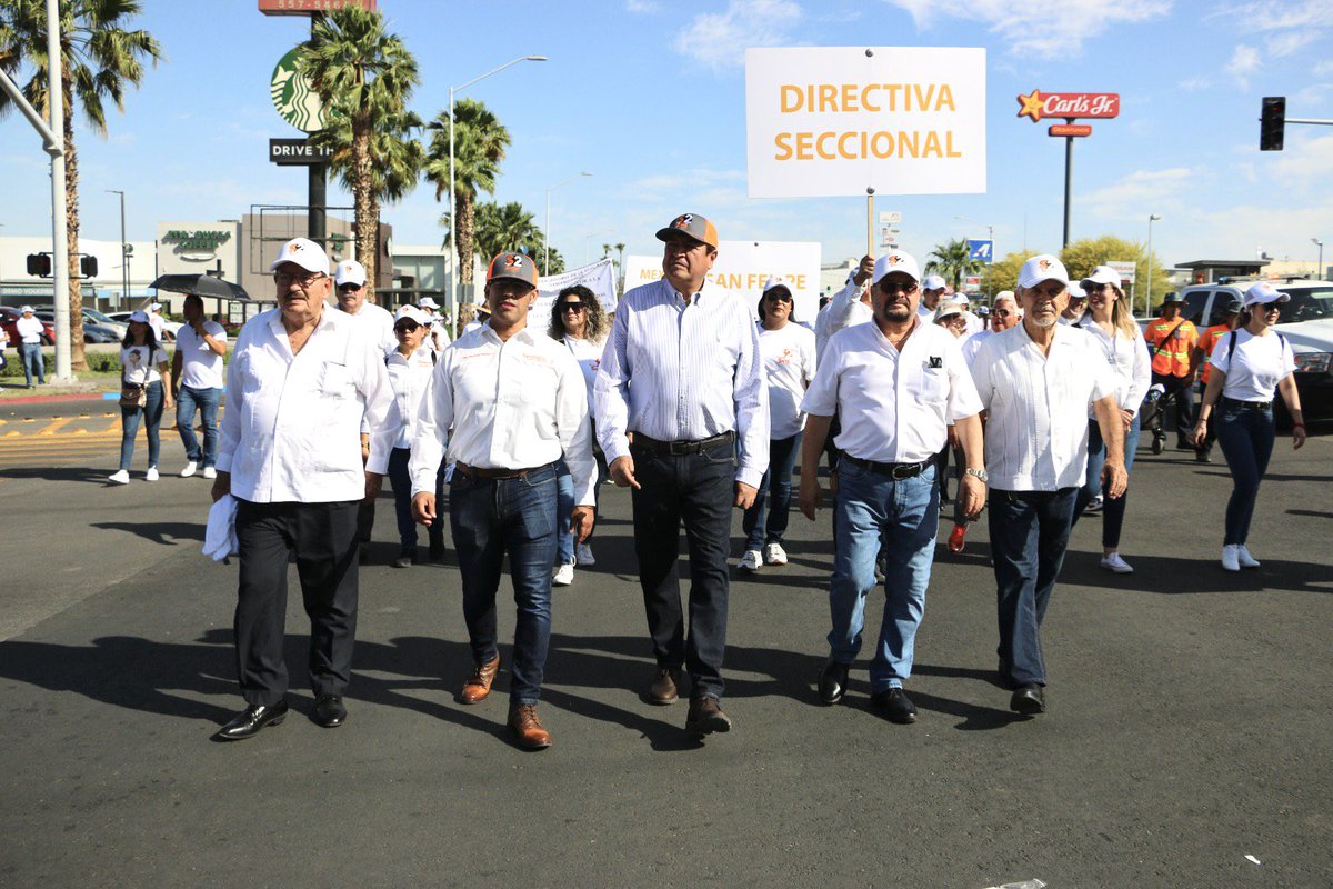 juanenrique7507's tweet photo. 🔸La Sección 2 PreSNTE por mejores condiciones laborales para nuestras y nuestros compañeros.

Que a través de 80 años de lucha histórica se manifiesta. 

“En Baja California Todos Somos Uno”
#SNTE  #Sección2 #DíaDelTrabajo https://t.co/PAogbUrBav