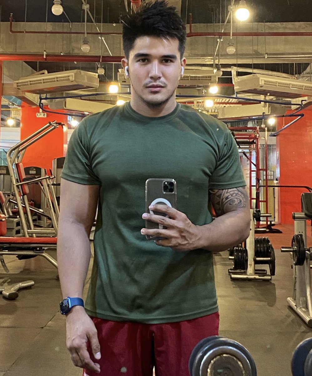 Since pandemic, I gained more than 20kgs. I received and still receiving bashings and criticisms about my weight. I decided to cut those gains. Now, almost half-way through.

#gym #gymfit #workout #postworkout #fitness #fit  #balikalindog #gymnation #bodybuilding #bodypositivity