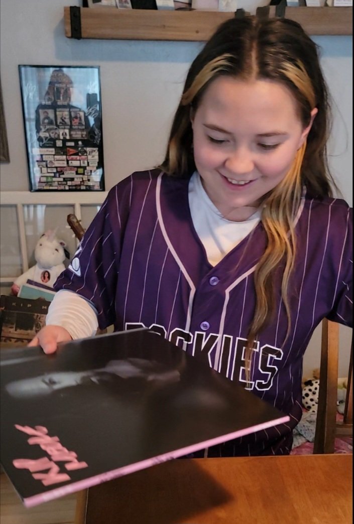 BrooklynnAdams7's tweet photo. It's always a great day when I come home from school and find the new @KipMooreMusic vinyl delivered to me! 😍🎶 https://t.co/MqdKqn8FuZ
