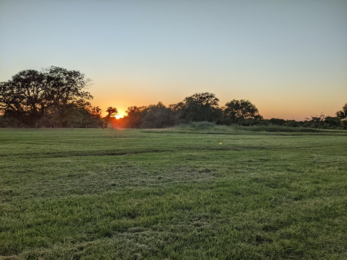 TexasManz's tweet photo. @TWCChrisBruin Beautiful night in Weimar Texas https://t.co/08h3MGUin6