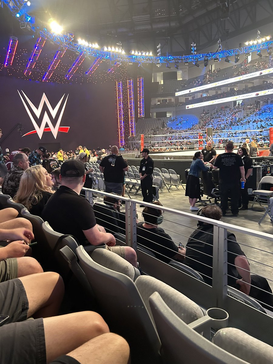 euph0rical_'s tweet photo. just a woman manifesting a rhea ripley appearance 🧎🏻‍♀️ https://t.co/VOlaPf4zUz