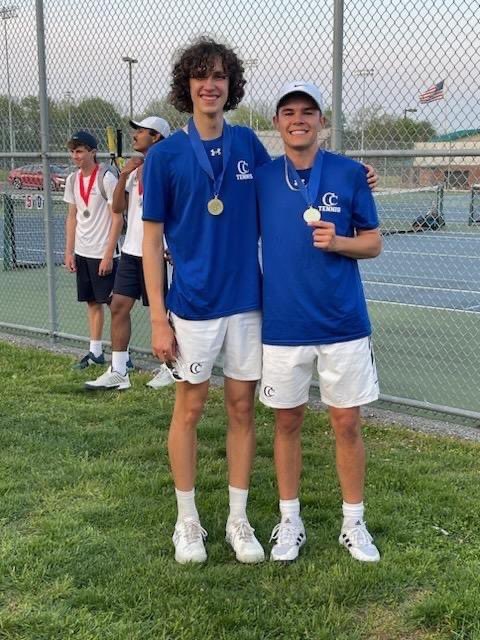 CCFalconTennis's tweet photo. An unprecedented LL doubles tournament for the Falcons! Undefeated against the rest of the league! Meng &amp; Robbins win flight 1, Rocco &amp; Joe Shkreli earn the silver medal in flight 1. Glover &amp; Sheffield win flight 2! https://t.co/qARV3uCiPk