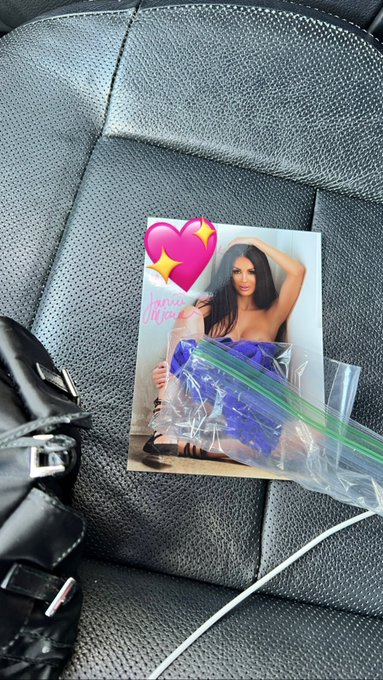 You guys are loving my naughty wet panties It&rsquo;s soo hot 🥵 Sending you guys a nude pic too to show my<a href="/tag/friskyfriday"class="tags"><span>#friskyfriday</span></a>