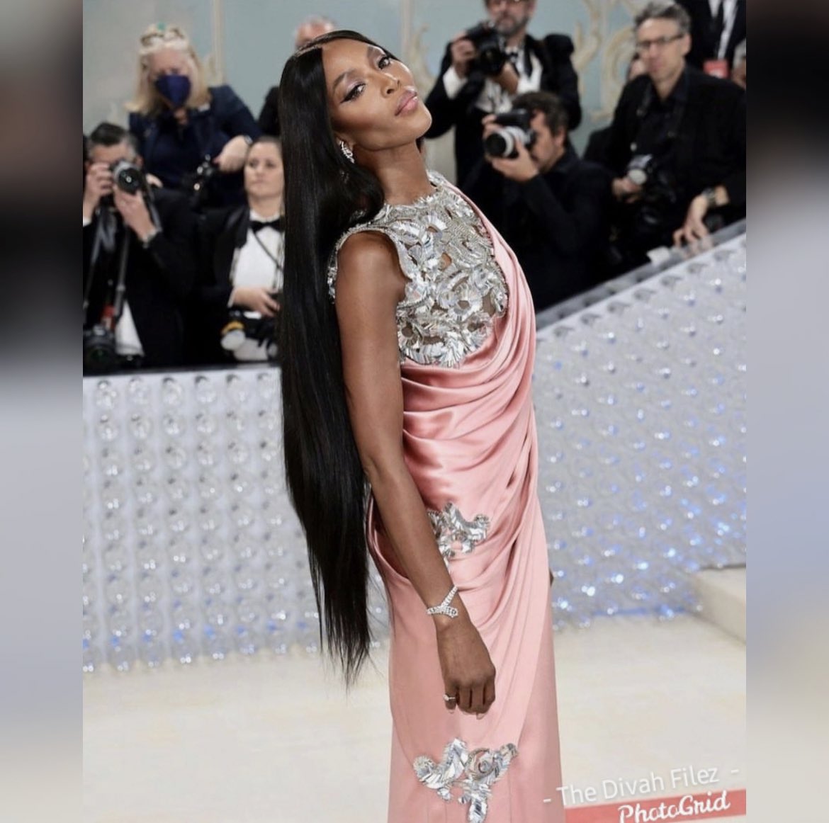 thedivahfilez's tweet photo. #NaomiCampbell at this years Met Gala! How we feeling this look? 🌸 https://t.co/P61ksVQIMw