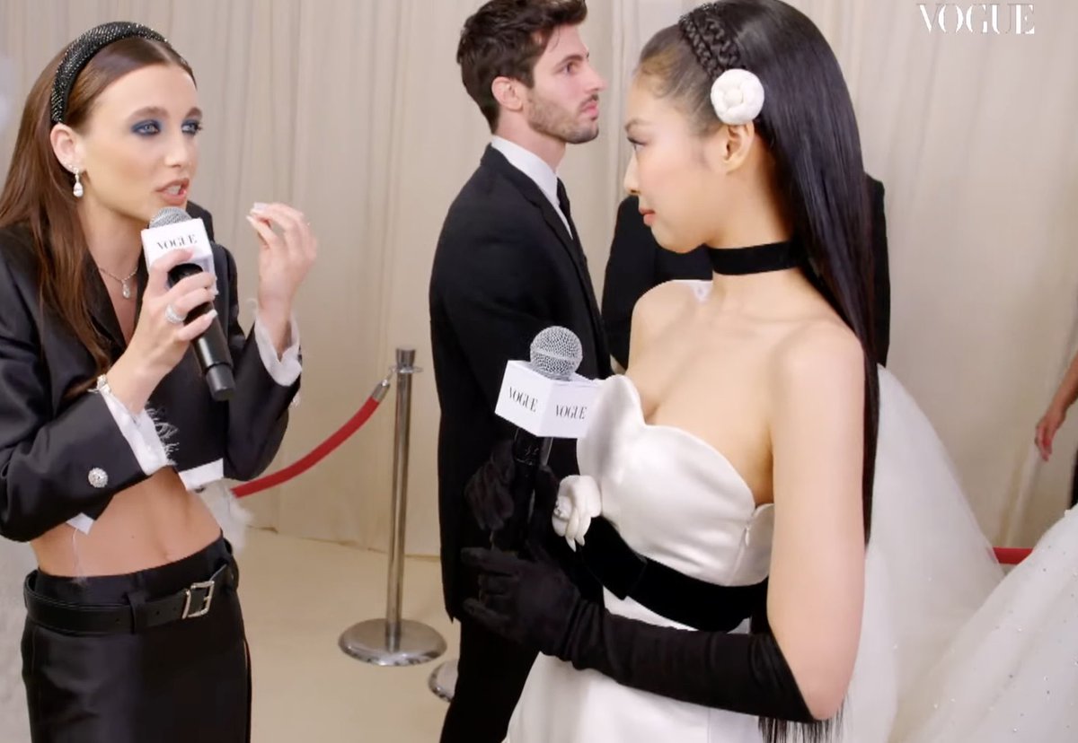 lovskpinks's tweet photo. JENNIE: 

“Llevo Chanel de la pasarela de los 90 y tengo mucha suerte de que el equipo de Chanel haya podido recrear el look que Karl creó” https://t.co/MOlJJTePLz