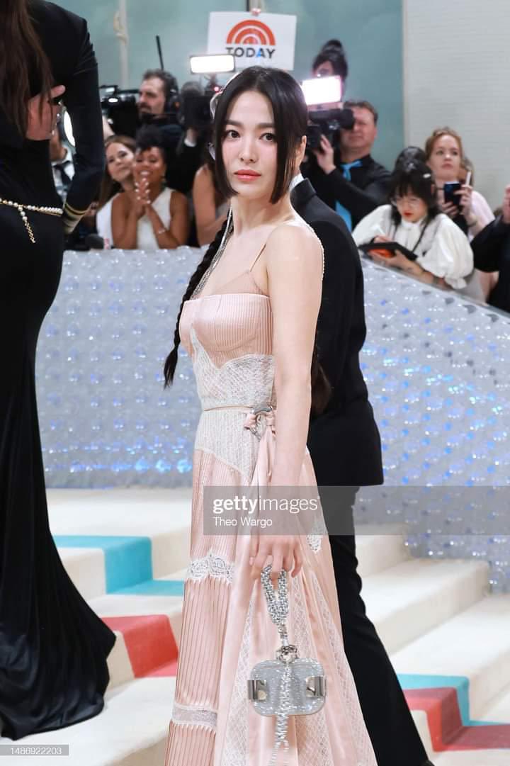doramabra's tweet photo. OLHA ELA! #SongHyeKyo no tapete vermelho do #MetGala2023. https://t.co/XARz6eMGMf