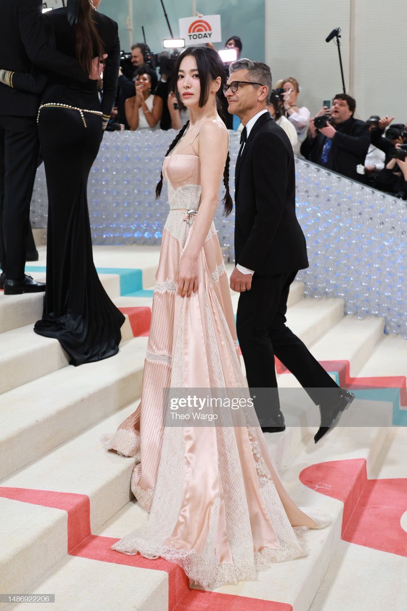 doramabra's tweet photo. OLHA ELA! #SongHyeKyo no tapete vermelho do #MetGala2023. https://t.co/XARz6eMGMf