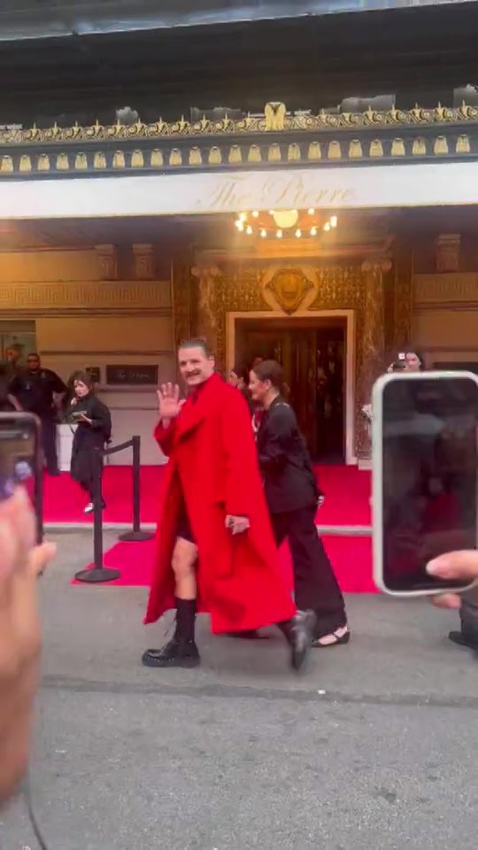 PopCrave's tweet photo. Pedro Pascal for the 2023 #MetGala. https://t.co/boiR3lYC1n