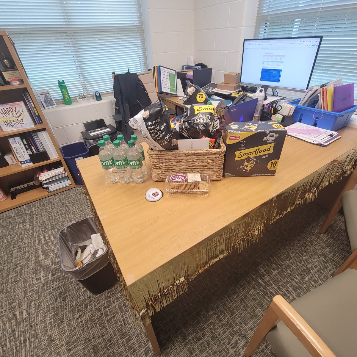 Be_Channing's tweet photo. I didn't even realize it was national school principal's day, but it was nice to be celebrated! Grateful for my @GlenwoodGator team! https://t.co/Cnr8txCBya