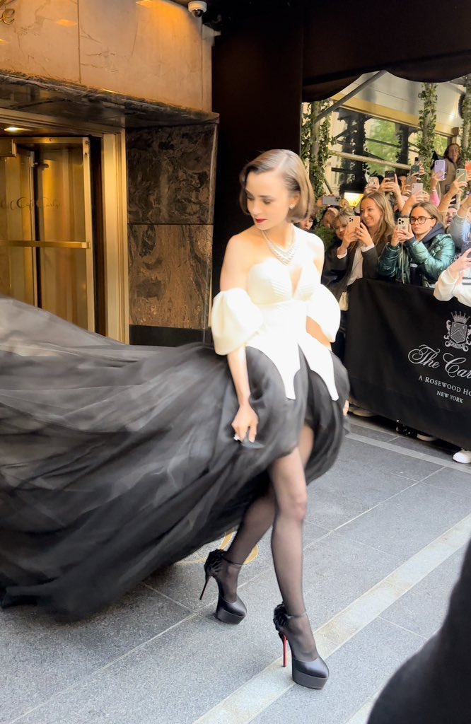 nurmmss's tweet photo. Lily Collins llegando a la MET Gala como Emily in Paris me encanta
#MetGala https://t.co/ZIhSH03MjN