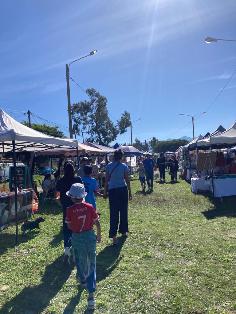 danietcheverry2's tweet photo. Zona Oeste 🌳

Disfrutamos de una nueva Feria municipal para emprendedores en B° Grand Bourg 👩🏾‍🍳👨🏻‍🌾 

Un Municipio presente, cerca de los vecinos, de la familia y de los niños👩‍👧‍👧

#EsConBettina♥️ https://t.co/3yGks1dGFg