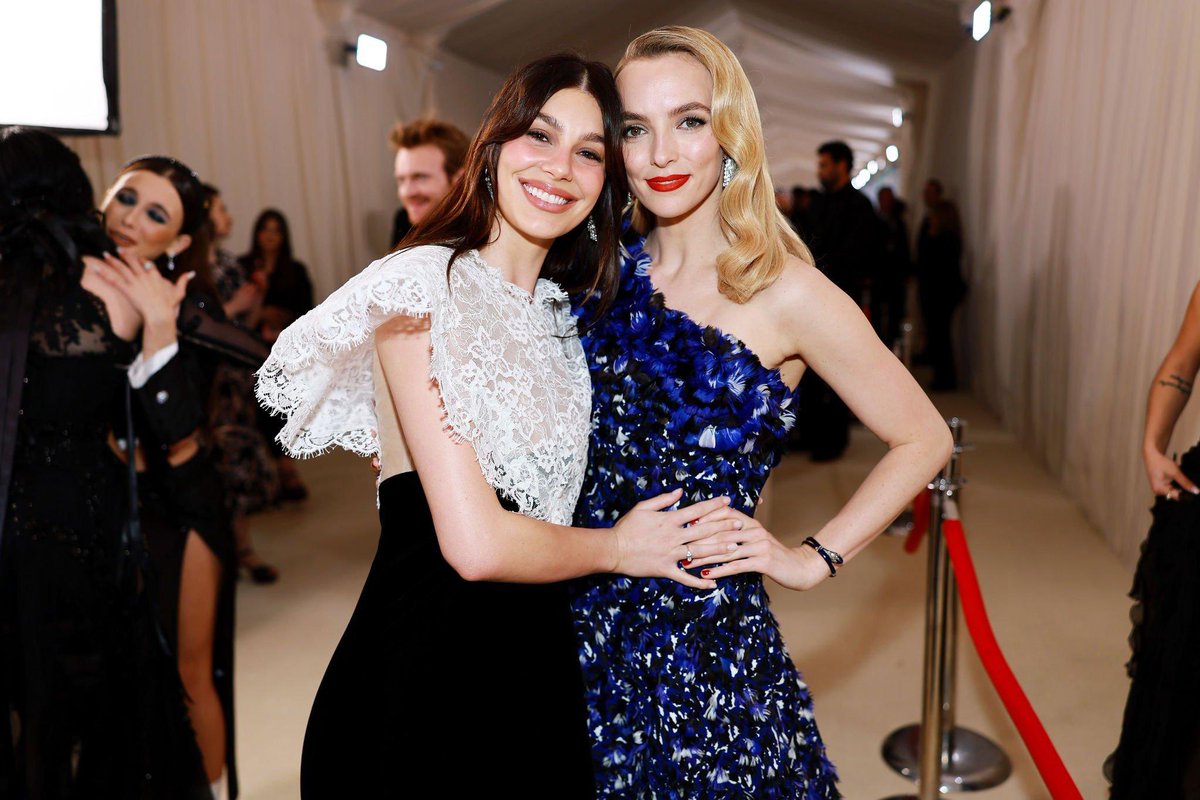 📸 | Jodie Comer com Camila Morrone no red carpet do #MetGala 

via: getty images
