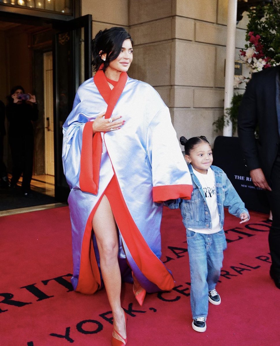 afterjenner's tweet photo. kylie e stormi indo para o met gala 
#MetGala https://t.co/cQyLIE6FBZ