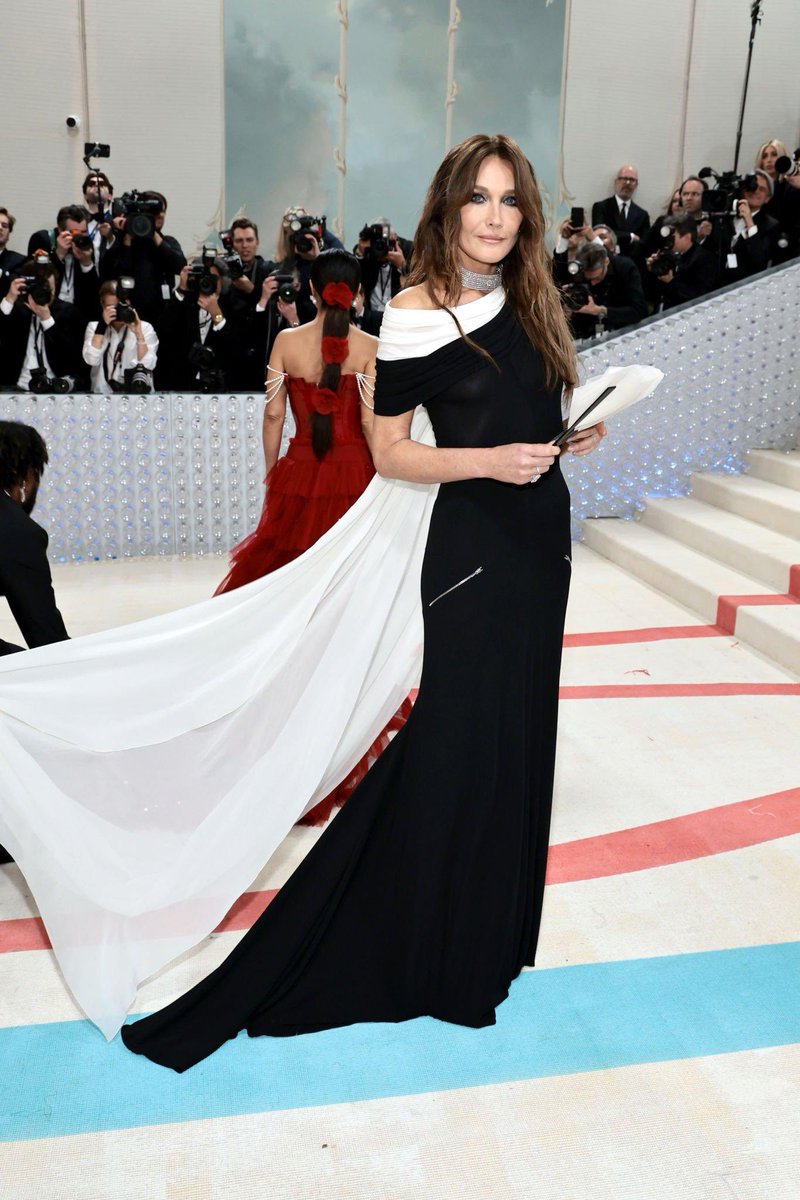 popcultureshub's tweet photo. Carla Bruni at #MetGala https://t.co/OVcERj6KI4