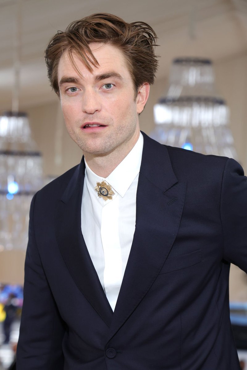 pattinsonbrasil's tweet photo. Robert Pattinson belíssimo usando um look personalizado Dior no #METGala https://t.co/fUE0R9pCY1