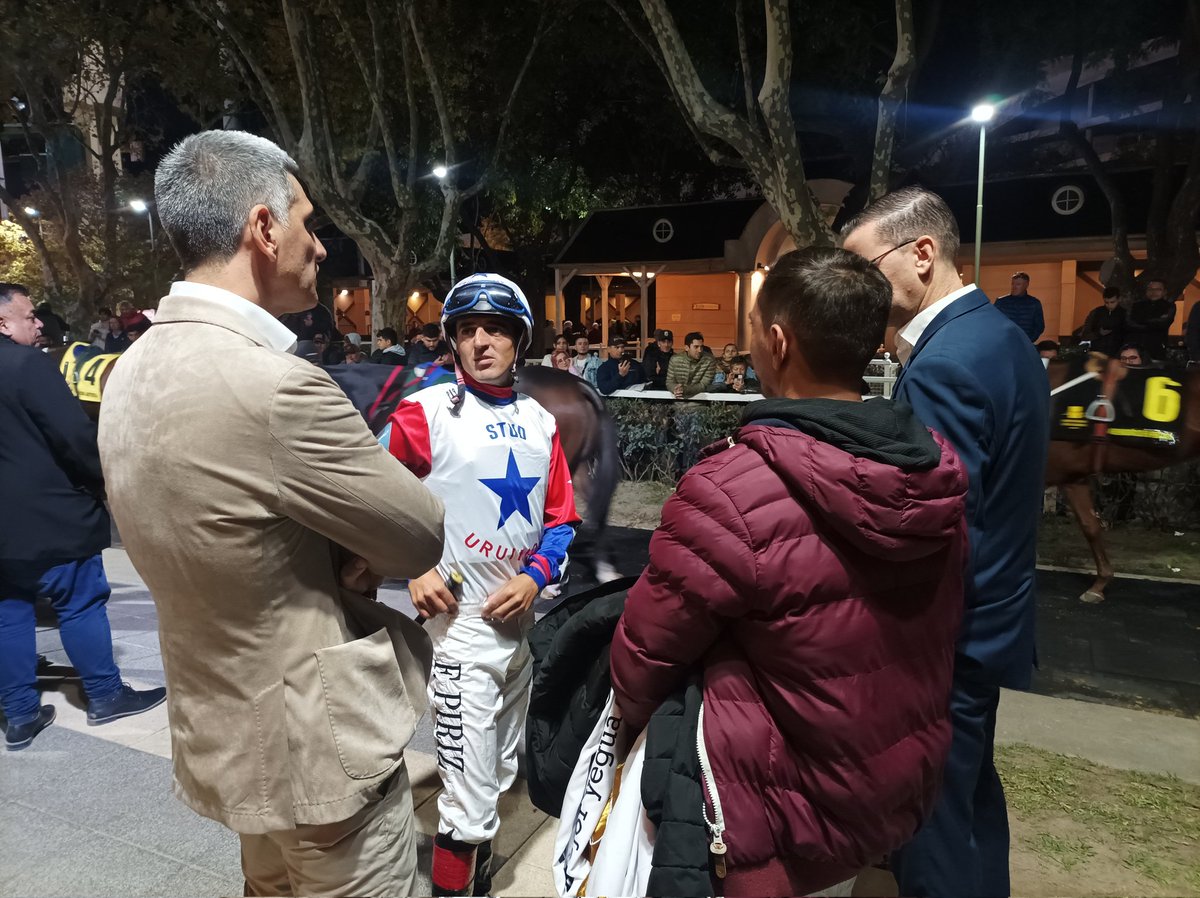 BoisoGerman's tweet photo. El equipo del Stud Uruimporta viviendo la previa. En minutos Girona Fever a la cancha. https://t.co/deioqOZG4x