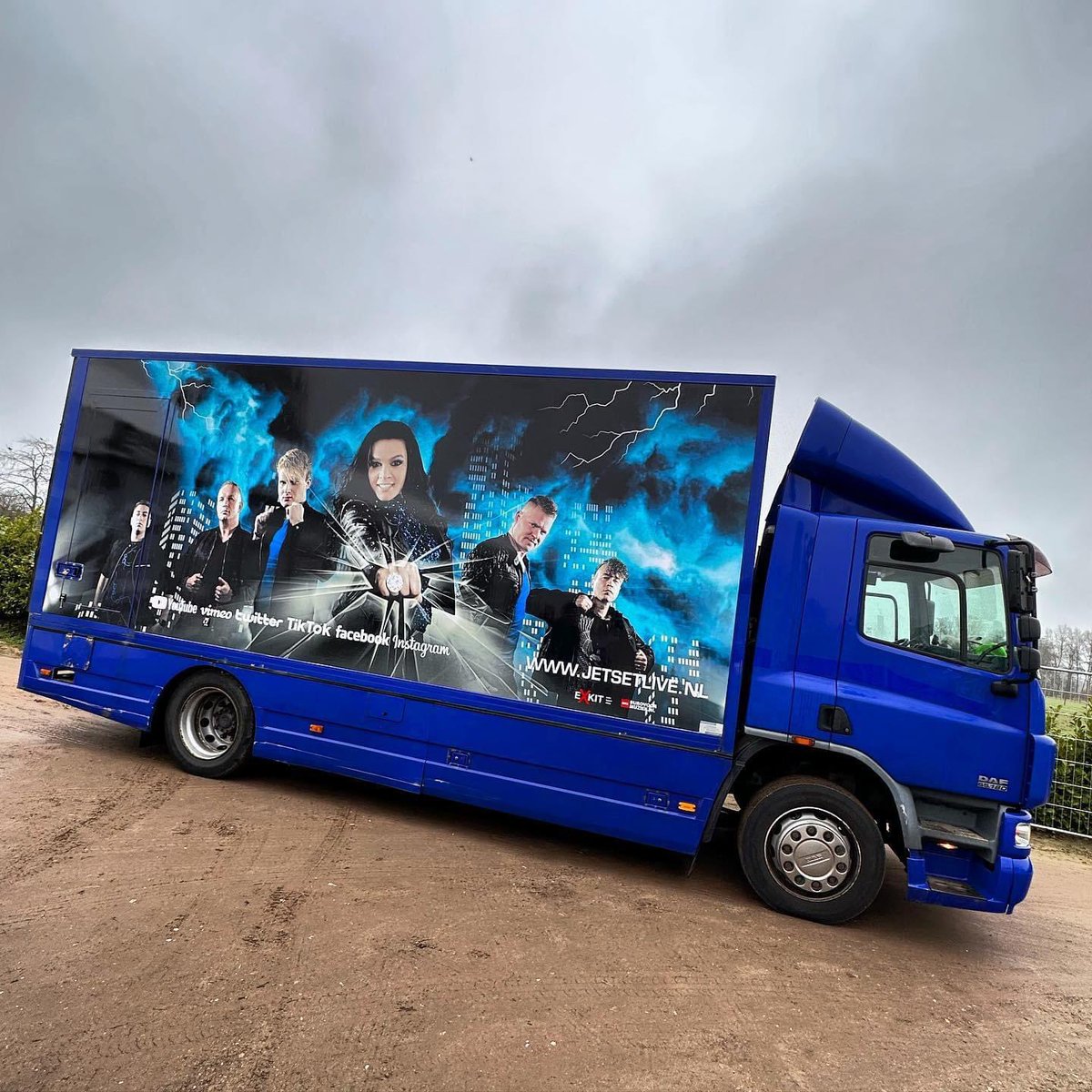 Onze te gekke nieuwe blauwe truck in JETSET style is er al even. Heb jij hem al ergens onderweg gespot?

#jetsettruck #aintnopartylikeajetsetparty #tour2023