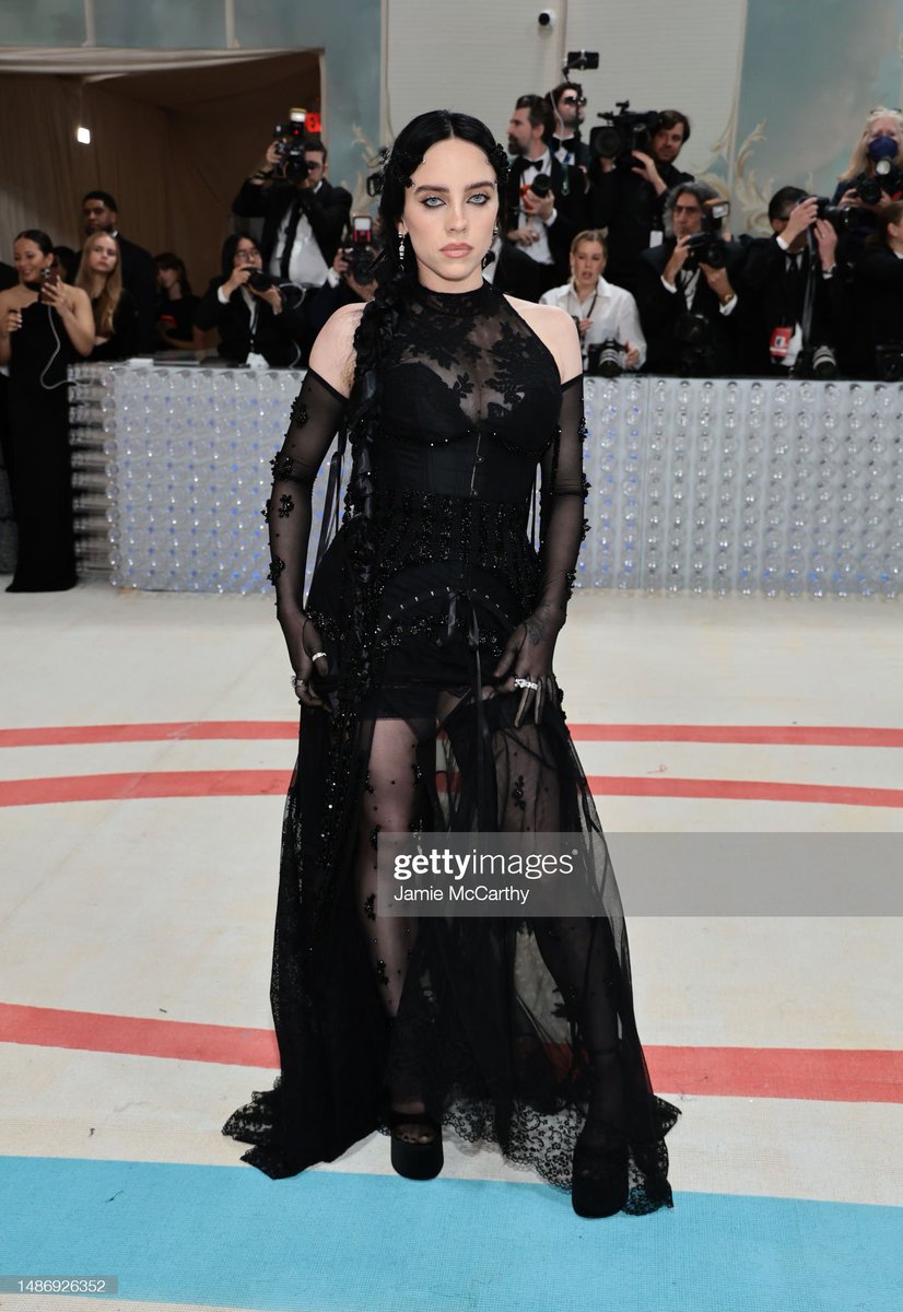 archivesbe's tweet photo. billie the only woman ever #MetGala https://t.co/S9T18wU4wU