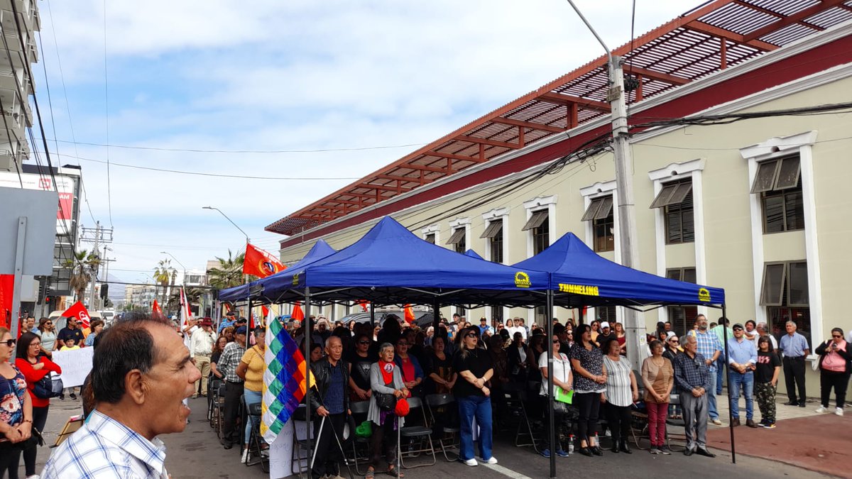 cuttarapaca's tweet photo. Hoy como CUT Iquique en acto de conmemoración del #DiaDelTrabajador al costado de la Escuela donde obreros fueron asesinados x un poco de dignidad laboral.
Los tiempos pasan y la lucha es la misma #TrabajoDecente #1Mayo2023 #1Mayo #SueldoMinimo #40horasley #CierreComercio19Horas https://t.co/fztxEeIFxe