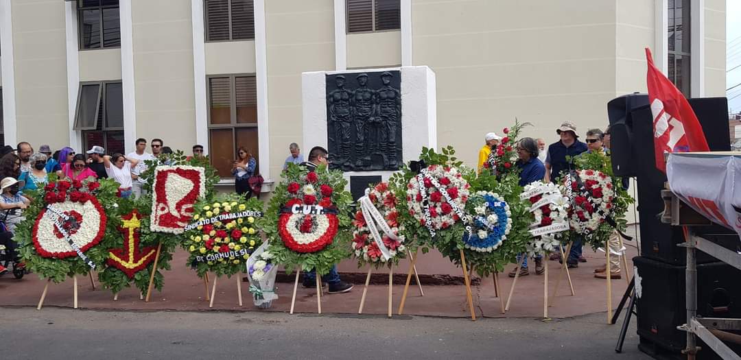 cuttarapaca's tweet photo. Hoy como CUT Iquique en acto de conmemoración del #DiaDelTrabajador al costado de la Escuela donde obreros fueron asesinados x un poco de dignidad laboral.
Los tiempos pasan y la lucha es la misma #TrabajoDecente #1Mayo2023 #1Mayo #SueldoMinimo #40horasley #CierreComercio19Horas https://t.co/fztxEeIFxe