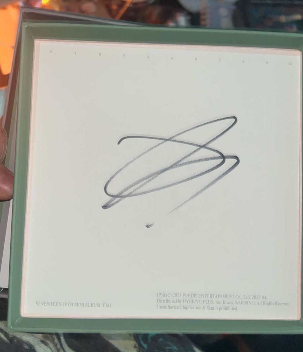 sweetlikehanie_'s tweet photo. Got these signed Seventeen FML albums and need help figuring out who’s signatures these are 😭😩
#seventeen #svt #svtfml https://t.co/urpilDhlYa