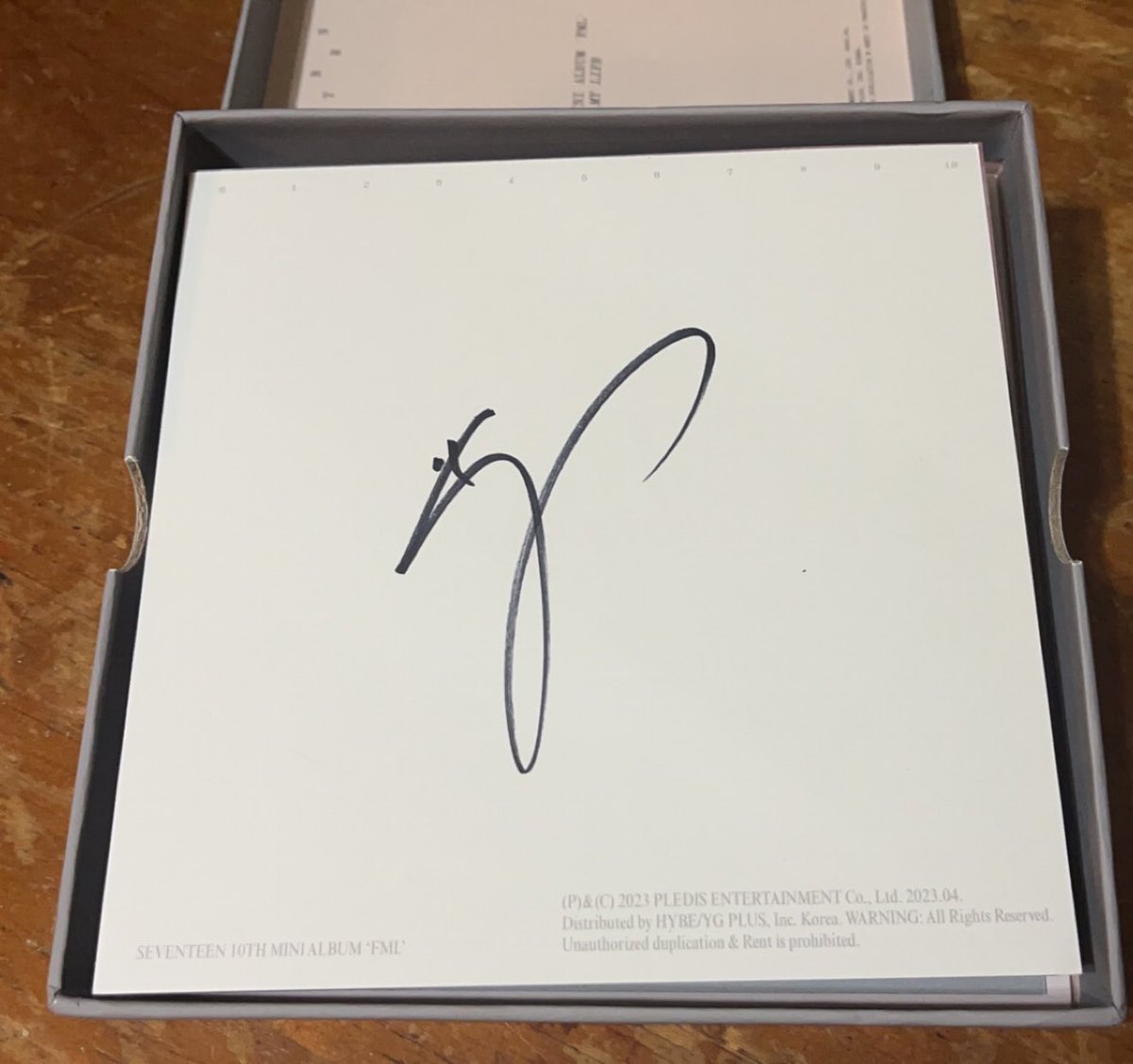 sweetlikehanie_'s tweet photo. Got these signed Seventeen FML albums and need help figuring out who’s signatures these are 😭😩
#seventeen #svt #svtfml https://t.co/urpilDhlYa