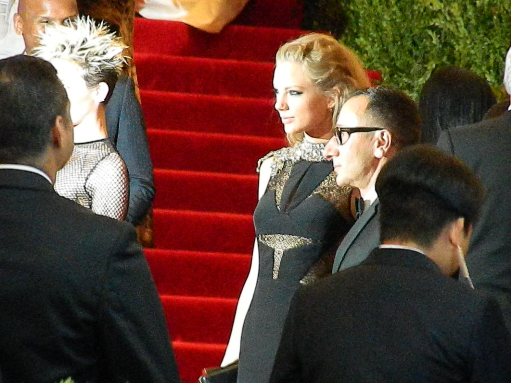 #throwback to #MetGala 2013 when I saw the queen in all her glory 🥰😻😭✨✨✨✨ (PS ITS BEEN 10 YEARS, HOW?!!!!) <a href="/taylornation13/">Taylor Nation</a> <a href="/taylorswift13/">Taylor Swift</a> #taylorswift