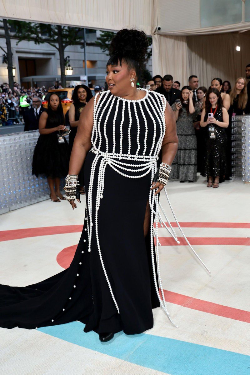 saintdoII's tweet photo. lizzo wearing a look inspired by chanel fall 1991, this def has karl rolling in his grave rn let’s drink to that https://t.co/ehnaT75a2B
