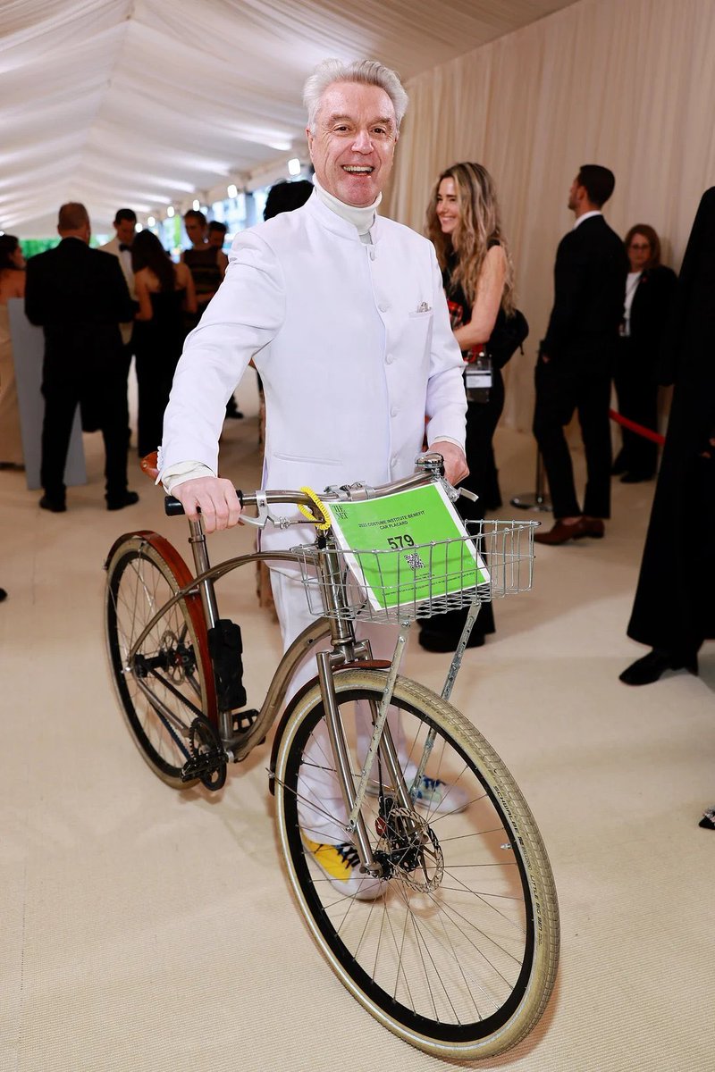 “I don't think people are going to switch over to bikes because it's good for them or because it's politically correct. They're going to do it because it gets them from A to B faster.”

- David Byrne 🚲 

📷 Getty Images #MetGala