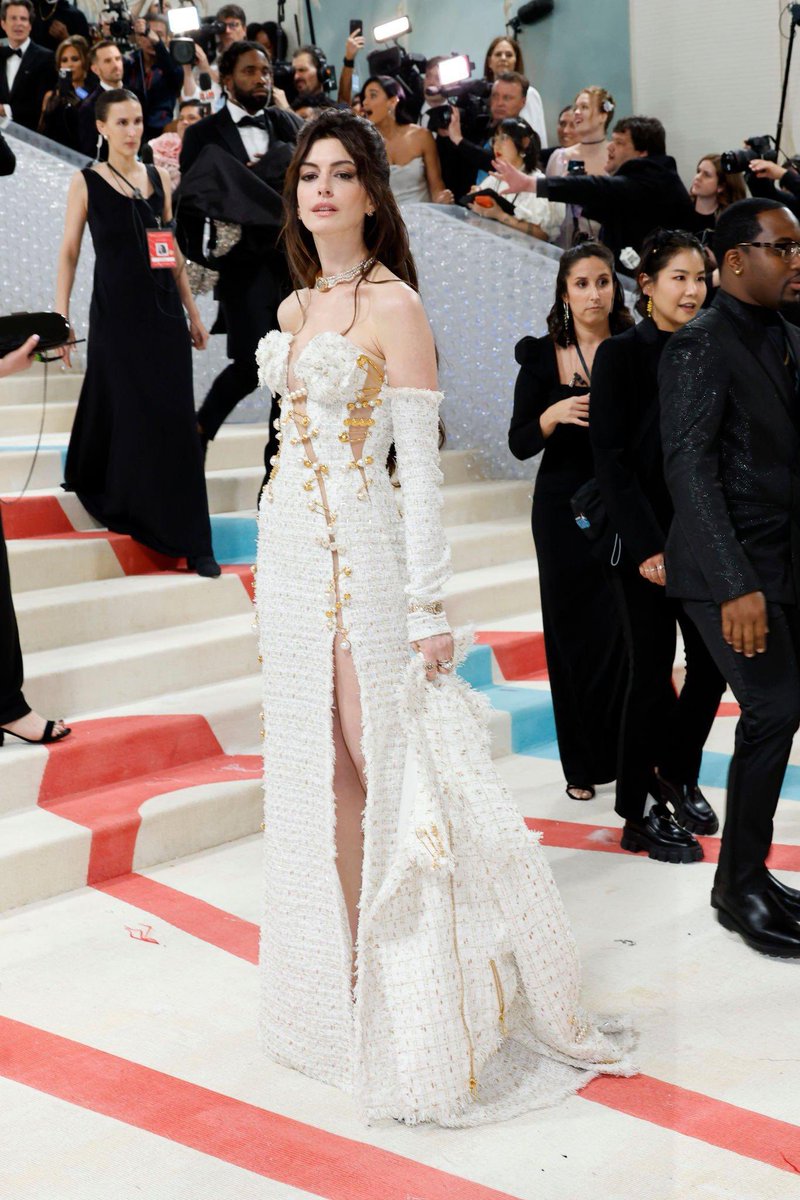 bchartsnet's tweet photo. Ela nunca erra! Anne Hathaway pro #MetHala (📸 Getty) https://t.co/6SuLYyrMFk