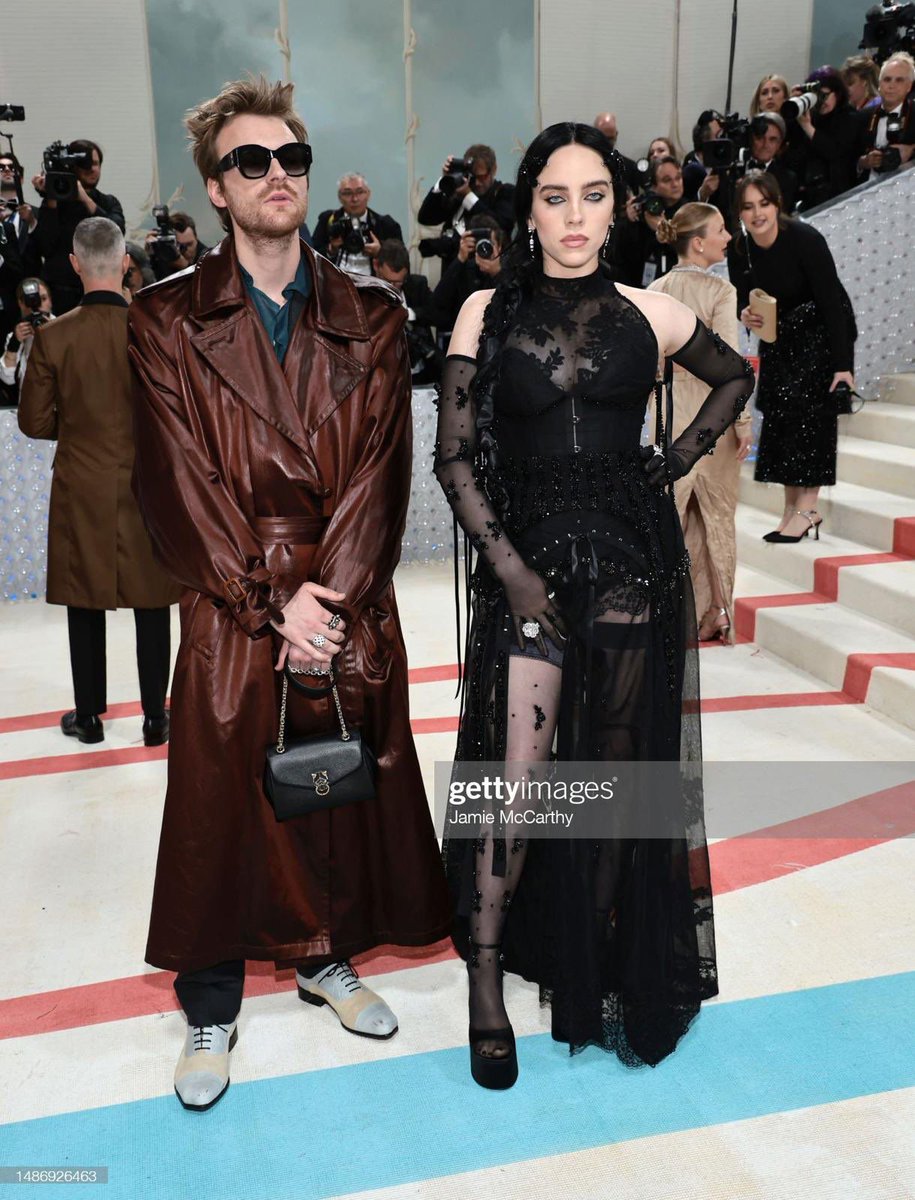 Bloezy's tweet photo. Billie Junto a Finneas en la met gala 2023, ICONICOS https://t.co/8wYOAM6bEH