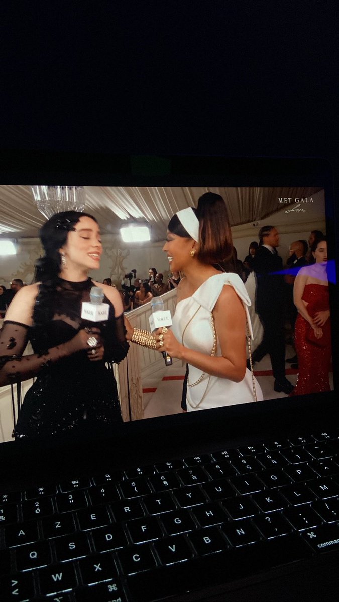 jadevls_'s tweet photo. @Grimkujow_ qu’est-ce que tu fou là ??
#metgala #vogue #grim https://t.co/jwOpfa7ZJg