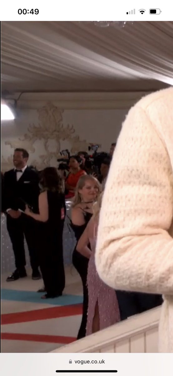 AshleyAhearn_'s tweet photo. A smiley #danielricciardo lurking in the back of the met gala!! #metgala https://t.co/6UnoyTxqYj