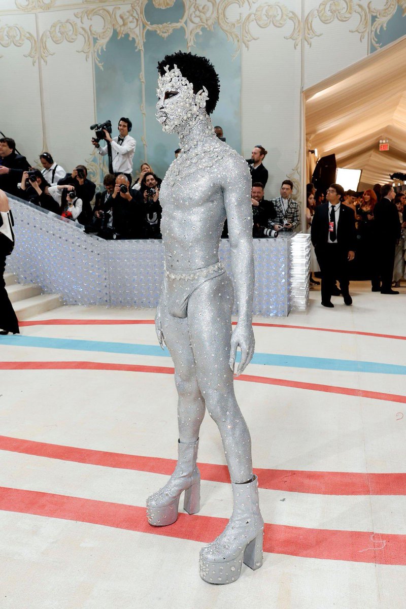 Emmaa_finch's tweet image. this is the skin of a killer bella #MetGala