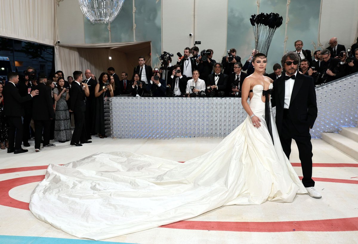 pughphotos's tweet photo. Florence Pugh and Pierpaolo Piccioli at the 2023 #MetGala https://t.co/1VKumGJsp2